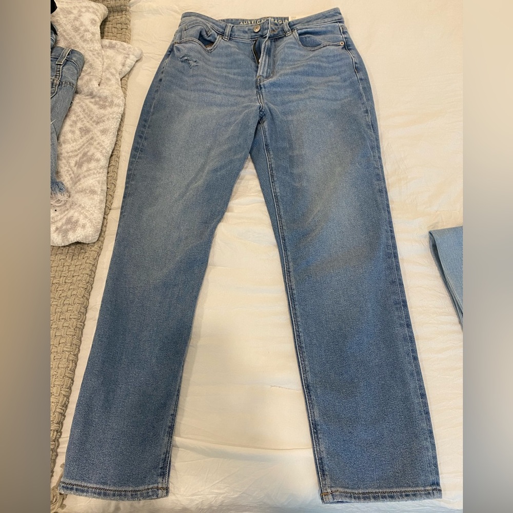 American eagle mom jeans. Never worn like new great condition. Size 8. Tags on